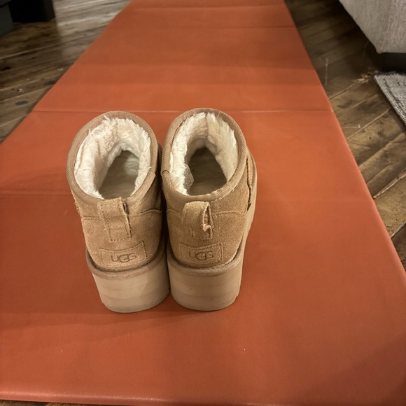 UGG Women's Classic Ultra Mini Platform - Picture 10 of 10